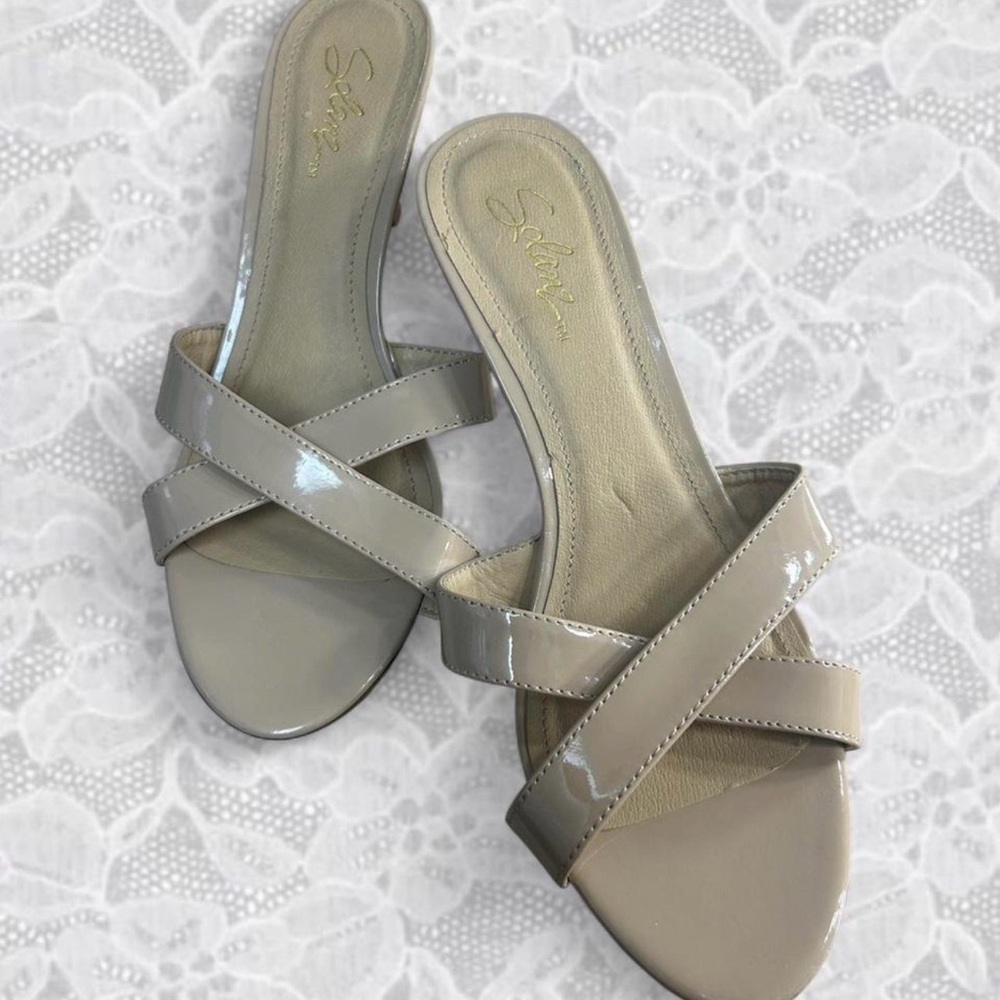 Stunning 2000s glossy nude kitten heels <33